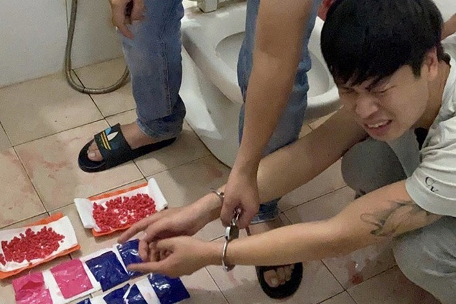 Nuoc bon cau do ngau nhu mau, thanh nien khoc thet khi cong an ap vao