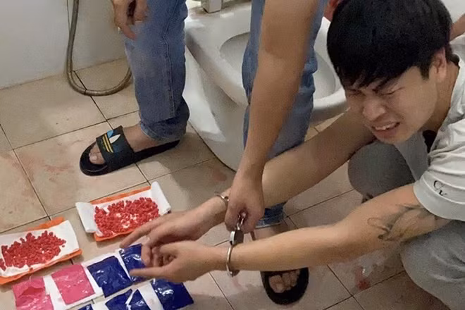 Nuoc bon cau do ngau nhu mau, thanh nien khoc thet khi cong an ap vao