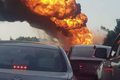 Xe cho dau boc chay du doi tren cao toc Ha Noi - Hai Phong