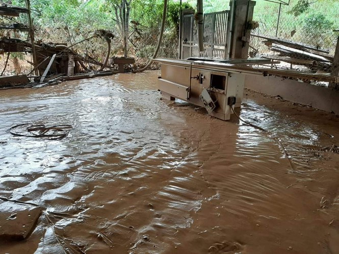 Bùn chôn 1/3 máy móc trong một nhà xưởng của người dân. Ảnh: Tiền Phong.