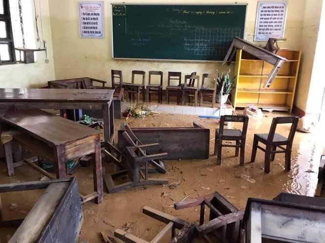 Một lớp học ở xã Hải Hòa, huyện Hải Lăng, tỉnh Quảng Trị tan hoang vì nước lũ. Ảnh: Tiền Phong.