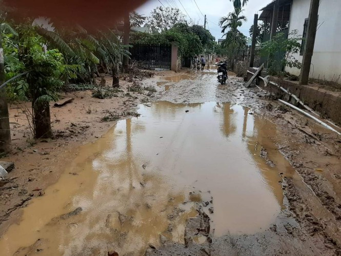 Bùn phủ lấp nhiều con đường khiến việc đi lại rất khó khăn. (Ảnh: Tiền Phong).