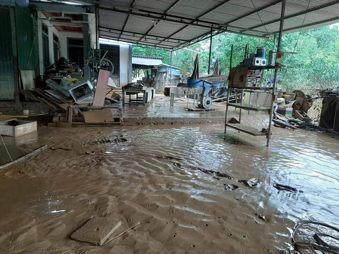 Một căn nhà ở khu phố 1, phường 3, TP Đông Hà bị bùn bủa vây từ nhà ra sân. (Ảnh: Tiền Phong). 