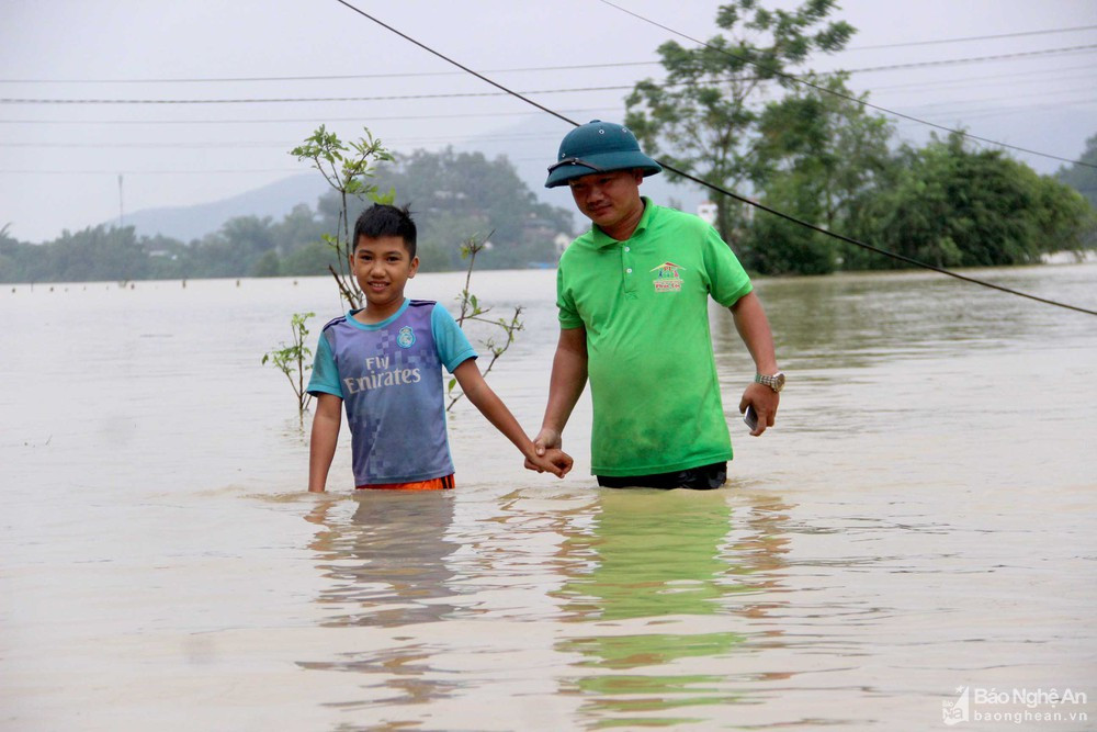 Lãnh đạo xã Châu Nhân cho biết, hiện mực nước đang ở trên mức báo động 1, có 400 hộ dân bị uy hiếp, trong đó nguy hiểm nhất là 196 hộ dân ở xóm 1 và một số hộ dân ở xóm 4. Nếu mực nước lên báo động 2 thì sẽ di dời 350 người, chủ yếu là người già neo đơn, hoàn cảnh khó khăn. Ảnh Báo Nghệ An.