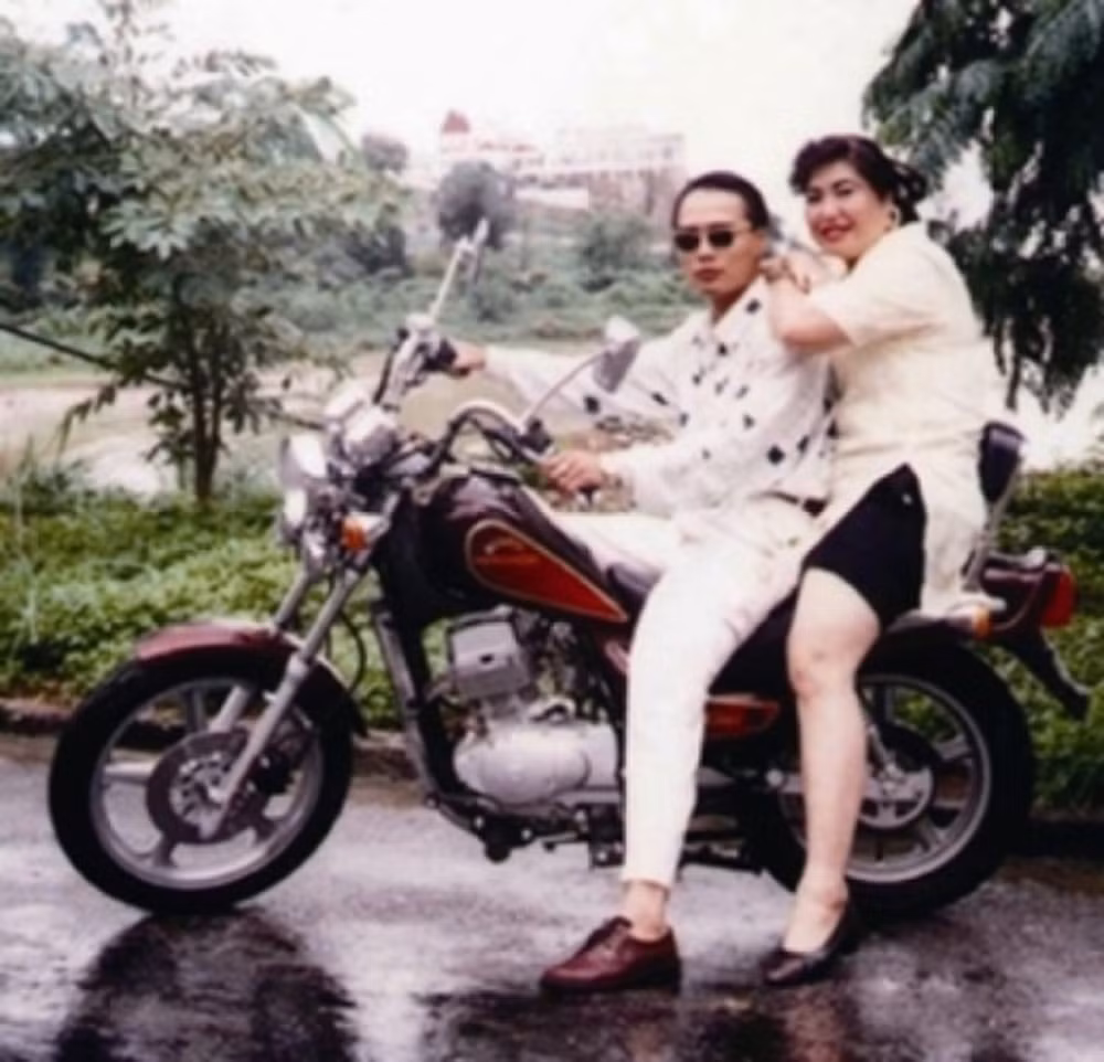 Do nhiều nguyên nhân, Phúc "Bồ" và Khánh Trắng từng đụng độ nhau rất nhiều lần, chủ yếu để dàn xếp lãnh thổ hoạt động của băng nhóm mình. Nhiều vụ "thanh toán" đã diễn ra khá tàn bạo. Điển hình là vụ chém nhau của hai băng nhóm này ở gần bốt Hàng Đậu khiến người tình của Phúc bị hắt axít hỏng một mắt. Khánh Trắng cai quản khu vực chợ Đồng Xuân còn Phúc Bồ cai quản các khu vực lân cận. Sau này, khi bị bắt, Khánh bị bắt trước Phúc chỉ một thời gian ngắn. Sau đó, Khánh bị tử hình, còn Phúc phải thụ án 9 năm tù.