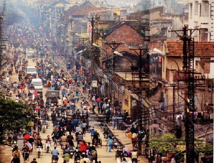 Nguyễn Thị Liên tức Liên "tròn" sinh năm 1974 trong khung cảnh ấy của ngõ Chợ giờ đã thành Phố chợ Khâm Thiên, Hà Nội và lớn lên trong một gia đình thuộc dạng có số má. Liên có tới 3 người anh nhưng có thời gian đến ngót chục năm, đón giao thừa không bao giờ đủ các thành viên. Là vì các ông anh cứ thay phiên nhau ra tù vào tội, người này vừa mãn hạn, người kia lại phải đi trả án. (Ảnh minh họa).