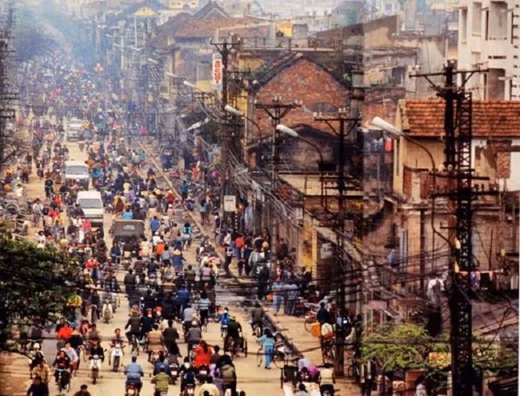 Nguyễn Thị Liên tức Liên "tròn" sinh năm 1974 trong khung cảnh ấy của ngõ Chợ giờ đã thành Phố chợ Khâm Thiên, Hà Nội và lớn lên trong một gia đình thuộc dạng có số má. Liên có tới 3 người anh nhưng có thời gian đến ngót chục năm, đón giao thừa không bao giờ đủ các thành viên. Là vì các ông anh cứ thay phiên nhau ra tù vào tội, người này vừa mãn hạn, người kia lại phải đi trả án. (Ảnh minh họa).