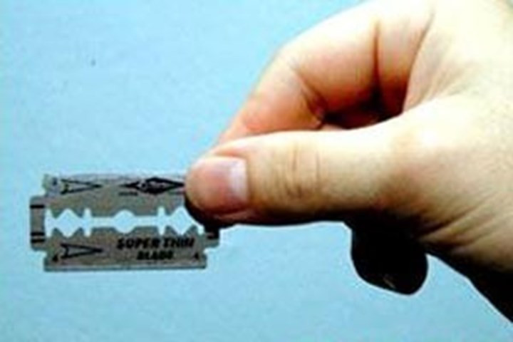 Liên tụ tập vài nữ quái khác, lập nên hội tạm gọi là "đòi nợ thuê". Với thủ đoạn hăm dọa hoặc sẵn sàng ra tay tàn bạo, Liên cùng đồng bọn đã gây ra nhiều oan nghiệt cho người khác. Thực hiện tội ác từ khoảng cách xa, dùng dao nam rạch mặt nạn nhân từ khoảng cách 3 mét, hành vi của Liên rất khó bị phát hiện. Mãi đến năm 1998, qua nhiều lần mai phục vất vả, cơ quan chức năng mới tóm được Liên cùng băng nhóm. Liên bị kết án 3 năm tù, trả án tại trại giam Ba Sao (Hà Nam). (Ảnh minh họa).