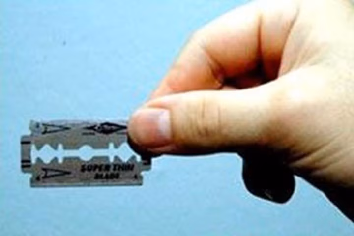 Liên tụ tập vài nữ quái khác, lập nên hội tạm gọi là "đòi nợ thuê". Với thủ đoạn hăm dọa hoặc sẵn sàng ra tay tàn bạo, Liên cùng đồng bọn đã gây ra nhiều oan nghiệt cho người khác. Thực hiện tội ác từ khoảng cách xa, dùng dao nam rạch mặt nạn nhân từ khoảng cách 3 mét, hành vi của Liên rất khó bị phát hiện. Mãi đến năm 1998, qua nhiều lần mai phục vất vả, cơ quan chức năng mới tóm được Liên cùng băng nhóm. Liên bị kết án 3 năm tù, trả án tại trại giam Ba Sao (Hà Nam). (Ảnh minh họa).