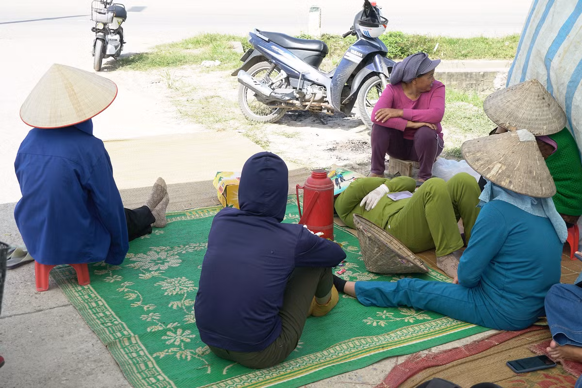 Ong Chung bi bat, vu bai rac Nam Son bo ngo, dan lai chan xe rac-Hinh-2