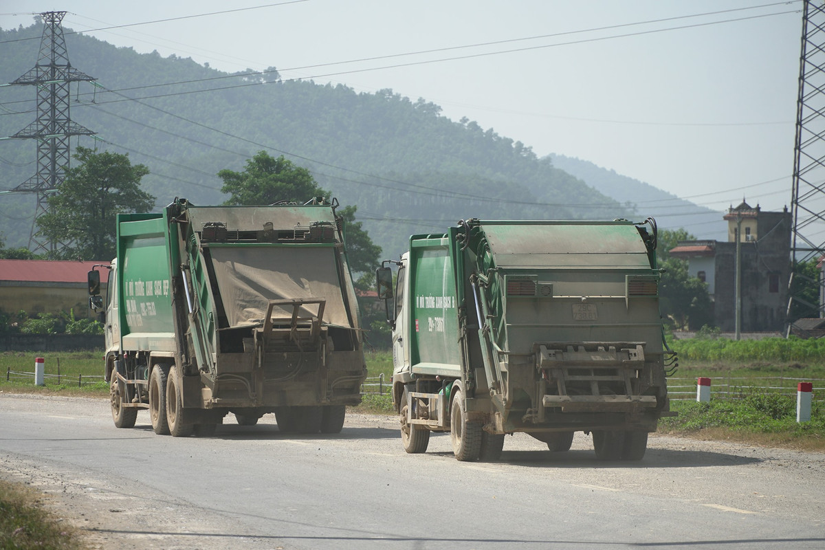Ông Nguyễn Ngọc Oanh, Phó Chủ tịch UBND xã Nam Sơn cho hay, trước việc người dân phản ứng với tiến độ đền bù giải phóng mặt bằng chậm, tối qua (23/10), chính quyền địa phương đã vận động nhưng người dân vẫn tiếp tục chặn bãi. 