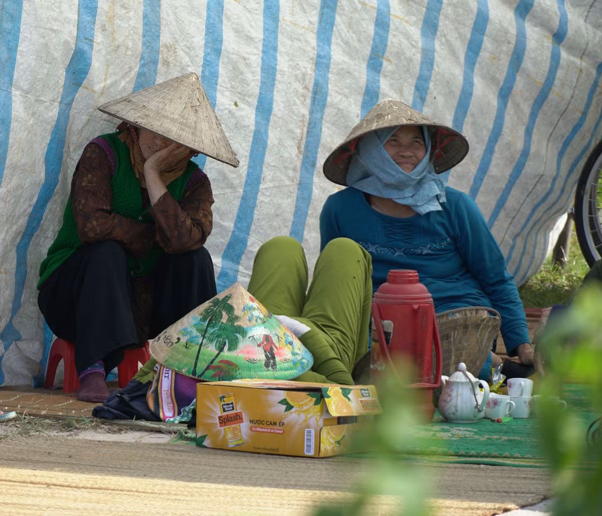 Đối với huyện Sóc Sơn, Phó Chủ tịch UBND TP Nguyễn Thế Hùng yêu cầu UBND huyện chỉ đạo các đơn vị bảo đảm trật tự an toàn chính trị xã hội trên địa bàn. Tập trung giải quyết đối với các trường hợp giải phóng mặt bằng, phối hợp bàn giao đất chuyên dùng, đất mương; xã vận động tuyên truyền chưa đồng thuận, chấp hành các quy định của pháp luật của Nhà nước. 