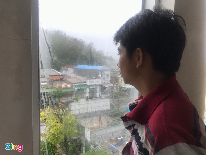 Anh Nguyễn Thanh Sơn (33 tuổi), người dân tại phường Phổ Thạnh, thị xã Đức Phổ, Quảng Ngãi cho biết anh và 3 người trong gia đình đã dời nhà đi tránh bão tại một khách sạn kiên cố trong phường từ 19h tối qua. “Chưa bao giờ thấy gió mạnh như thế này. Bão chưa vào mà đã như vậy, bão vô nữa không biết ra sao”, anh Sơn chia sẻ trong lúc theo dõi tình hình cơn bão qua cửa sổ khách sạn. (Ảnh: Zing.vn)