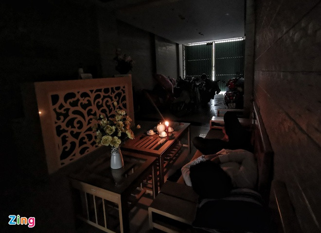 Nhiều nơi tại tỉnh Quảng Ngãi đã bị cắt điện để đảm bảo an toàn khi cơn bão số 9 đổ bộ. Ảnh: Zing.vn.