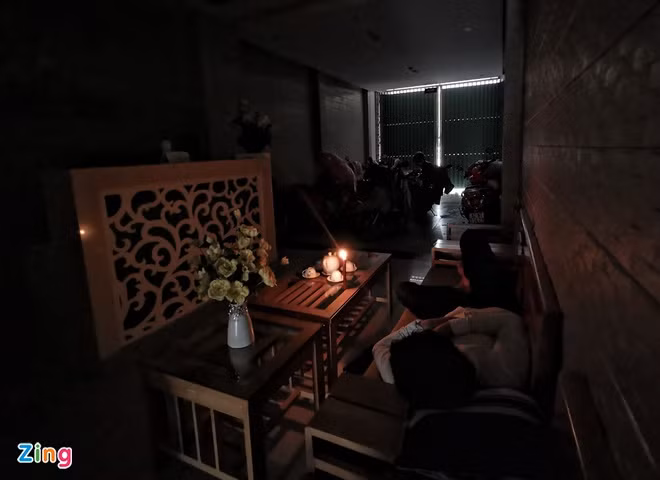 Nhiều nơi tại tỉnh Quảng Ngãi đã bị cắt điện để đảm bảo an toàn khi cơn bão số 9 đổ bộ. Ảnh: Zing.vn.