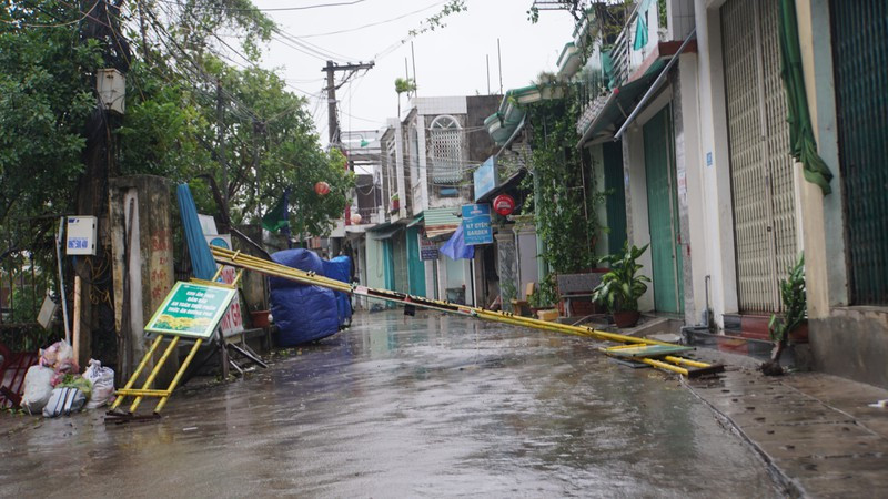 Cổng chào chợ ẩm thực Châu Ổ bị đổ.... (Ảnh: Pháp Luật Việt Nam). 