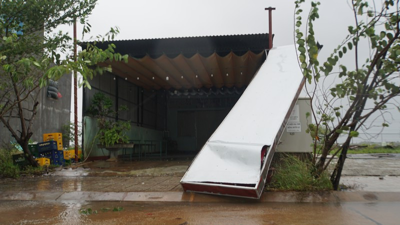 Một biển quảng cáo quán ăn ở xã Bình Nguyên huyện Bình Sơn (Quảng Ngãi) bị rơi do ảnh hưởng bão số 9. Ảnh: Pháp Luật Việt Nam.