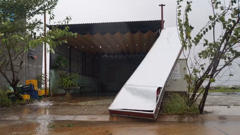 Một biển quảng cáo quán ăn ở xã Bình Nguyên huyện Bình Sơn (Quảng Ngãi) bị rơi do ảnh hưởng bão số 9. Ảnh: Pháp Luật Việt Nam.