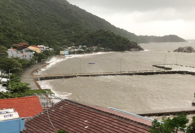 Tính tới thời điểm hiện tại, Quảng Ngãi đã có 2 người chết khi đang chằng chống nhà nhằm ứng phó với bão số 9. Một trong số đó là nạn nhân là anh Nguyễn Văn Hiệp (SN 1981, xã Hành Phước, huyện Nghĩa Hành). Anh Hiệp bị ngã chết vào chiều ngày 27/10 khi đang chằng chống nhà để ứng phó với bão lũ.