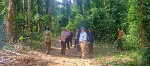  7. Đi rừng, 2 người dân Quảng Bình bị lũ cuốn tử vong: Ngày 23/10, UBND xã Hóa Hợp, huyện Minh Hóa, tỉnh Quảng Bình) cho biết, đã tìm thấy thi thể 2 người đàn ông ở địa phương lúc đi rừng bị nước lũ cuốn trôi tại khu vực rừng ở xã Trường Sơn (huyện Quảng Ninh). Nạn nhân là ông Đinh Hồng Duẫn (SN 1975, ngụ thôn Tân Lợi) và ông Nguyễn Bá Ngọc (SN 1970, ngụ thôn Lâm Hóa) bị lũ cuốn chiều 22/10. 