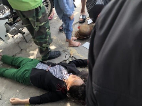  5. Hai mẹ con đi xe ôm bị cướp giật túi xách, té xuống đường: Ngày 23/10, Công an huyện Hóc Môn, TP.HCM đang điều tra, truy xét vụ cướp giật trên địa bàn thị trấn Hóc Môn. Chị T. (36 tuổi, quê Bình Dương) cùng con nhỏ đi xe ôm trên đường thì bị hai thanh niên điều khiển xe máy BS: 59F1-373.78 áp sát, kẻ ngồi sau giật chiếc túi xách của chị T. nhưng bất thành. Tuy nhiên, do giằng co, khiến cả ba nạn nhân cùng hai tên cướp bị té xe, người phụ nữ bị thương nằm bất tỉnh. 