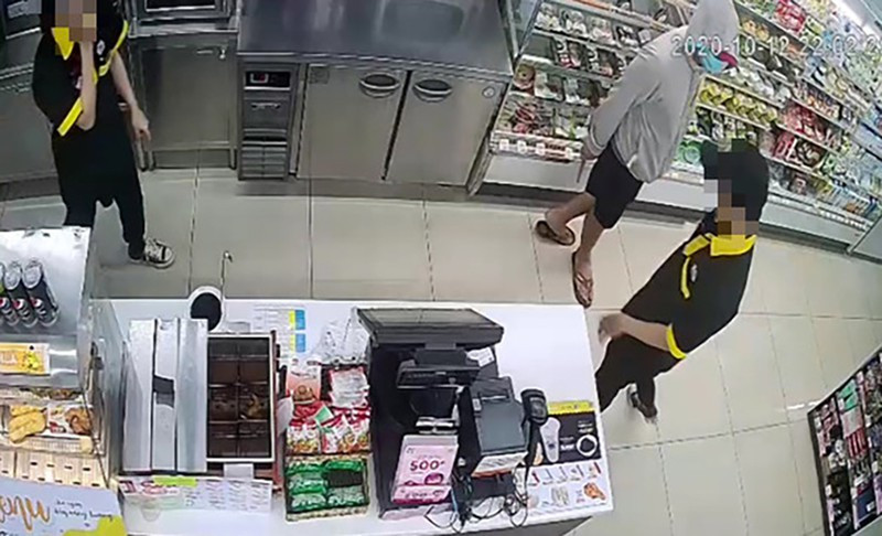  2. Bắt thanh niên dùng dao cướp Ministop: Ngày 23/10, Công an TP.HCM đã bắt được nghi phạm cầm dao, khống chế nhân viên ở Ministop (phường Tân Sơ Nhì, quận Tân Phú) cướp tài sản xảy ra vào tối 12/10. Theo đó, nam thanh niên là Phạm Ngọc Anh Tuấn (23 tuổi; tạm trú Phường Tân Sơn Nhì, quận Tân Phú). Tuấn đã xông vào cửa hàng trên tay cầm con dao khống chế hai nhân viên của cửa hàng cướp 2,5 triệu đồng rồi tẩu thoát.