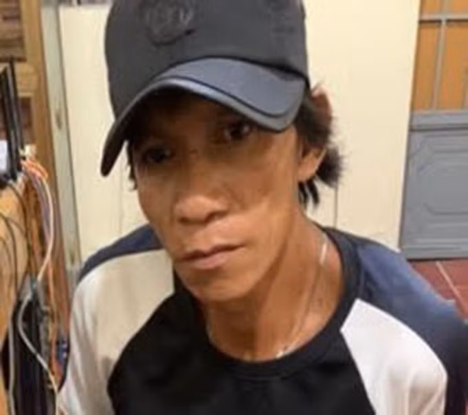  4. Nhớ tình cũ, thanh niên mang dao chém tình địch: Ngày 23/10, Công an huyện Nhơn Trạch (Đồng Nai) đã tạm giữ hình sự đối tượng Đỗ Văn No (SN 1982, trú huyện Nhơn Trạch) để điều tra về hành vi “Cố ý gây thương tích”. Gặp lại anh Nguyễn Văn Sang (SN 1998, trú tại huyện Nhơn Trạch) tại quán cà phê, No về nhà mang dao quay lại chém gây thương tích cho tình địch.