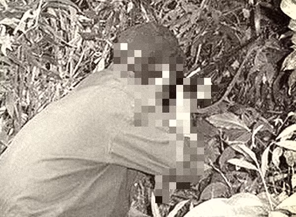  6. Người đàn ông thiệt mạng vì trúng đạn thợ săn chim: Ngày 22/10, Công an thị xã An Nhơn, tỉnh Bình Định cho biết đang điều tra một vụ án mạng xảy ra trên địa bàn. Trước đó, ông Trịnh Minh C. (38 tuổi) dùng súng tự chế đến vườn nhà ông Đặng Văn Đ. (52 tuổi, cùng ngụ thị xã An Nhơn) bắn chim. Nghe tiếng chó sủa, ông Đ. vội đi ra phía vườn nhà kiểm tra, đúng lúc khẩu súng trên tay ông C. phát nổ. Không may, viên đạn trúng người ông Đ. khiến nạn nhân tử vong.