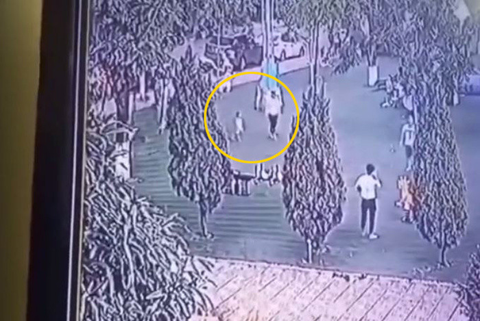 Anh Hưng ngồi uống nước cạnh khu vui chơi, đến khoảng 17h30, không thấy cháu Gia Bảo đầu, anh Hưng thông báo bảo vệ Công viên, cùng người nhà và mọi người tìm kiếm nhưng không thấy.