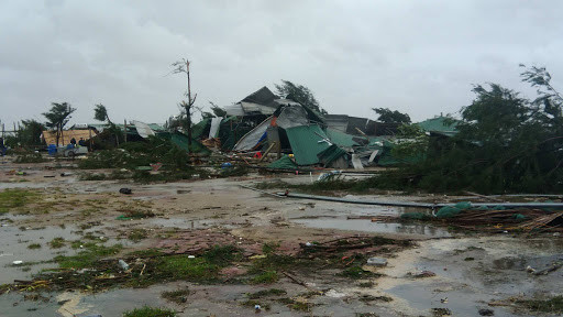 Áp sát đất liền đến gần trưa 15/9/2017, bão Doksuri đổ bộ vào khu vực giáp ranh Hà Tĩnh – Quảng Bình với sức gió mạnh cấp 12 (135 km/h), giật cấp 14-15. Bão làm 6 người chết, 37 người bị thương; hơn 800 nhà sập, hơn 190.000 nhà bị hư hỏng, 2 cột truyền hình và 2.855 cột điện gãy đổ. Tổng thiệt hại ước tính hơn 11.000 tỷ đồng.