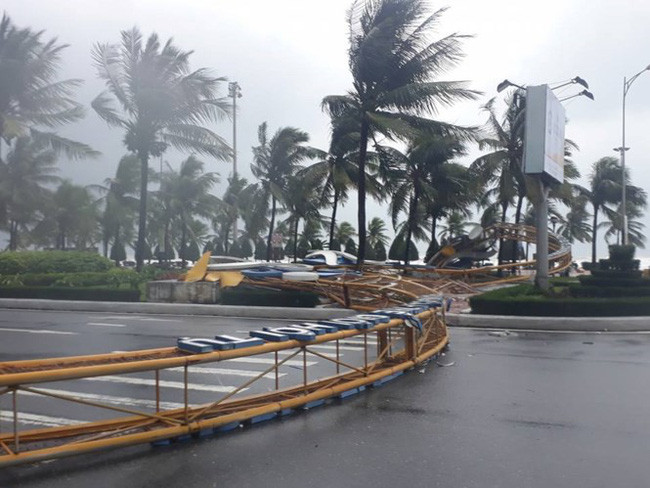 Bão Xangsane còn làm 15.119 căn nhà sập và cuốn trôi; 251.418 căn nhà tốc mái, hư hỏng, 2.059 trường học, cơ quan bị hư hỏng, 579 tàu thuyền chìm và bị hư hại cùng hàng ngàn héc ta nuôi trồng thủy sản, lúa, hoa màu, hàng trăm ki lô mét đường giao thông… bị tàn phá. 