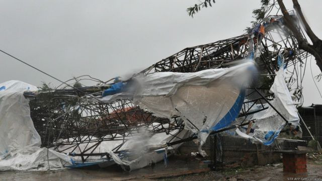  Bão Nari: Vào lúc 23h ngày 14/10/2013, với sức gió mạnh cấp 12, giật cấp 14, cấp 15, bão Nari càn quét các tỉnh Miền Trung làm tốc mái nhiều ngôi nhà, gây gãy cây lớn, ngã cột điện, làm thiệt hại diện tích cây công nghiệp, lâm nghiệp cùng khoảng 77 tàu thuyền bị hư hỏng. Thiệt mạng về người theo báo cáo có ít nhất 3 người chết và 49 người bị thương. 