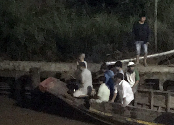  3. Chìm ghe, 2 người phụ nữ bị nước cuốn mất tích: Ngày 20/10, Công an huyện Mỏ Cày Nam, tỉnh Bến Tre cho biết, trên địa bàn vừa xảy ra vụ chìm ghe khiến 2 người phụ nữ té sông mất tích, hiện lực lượng chức năng đã trục vớt được một thi thể và đang tiếp tục tìm kiếm người phụ nữ thứ hai bị mất tích. Tối 19/10, có 9 người đi trên 2 chiếc ghe di chuyển trên sông Cái Quao để đốn dừa nước và hái trái bần. Tuy nhiên, do nước chảy siết, một chiếc ghe chở 5 người bị chìm, 3 người thoát nạn còn 2 người bị mất tich. 