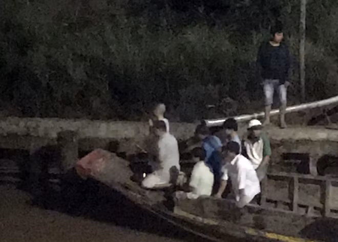  3. Chìm ghe, 2 người phụ nữ bị nước cuốn mất tích: Ngày 20/10, Công an huyện Mỏ Cày Nam, tỉnh Bến Tre cho biết, trên địa bàn vừa xảy ra vụ chìm ghe khiến 2 người phụ nữ té sông mất tích, hiện lực lượng chức năng đã trục vớt được một thi thể và đang tiếp tục tìm kiếm người phụ nữ thứ hai bị mất tích. Tối 19/10, có 9 người đi trên 2 chiếc ghe di chuyển trên sông Cái Quao để đốn dừa nước và hái trái bần. Tuy nhiên, do nước chảy siết, một chiếc ghe chở 5 người bị chìm, 3 người thoát nạn còn 2 người bị mất tich. 