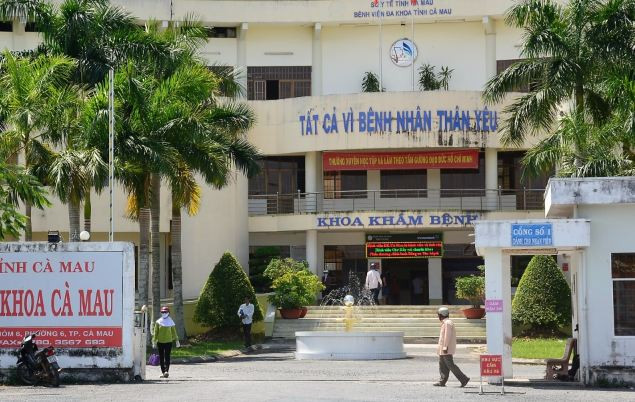  5. Khởi tố đối tượng đánh người vì bị nhắc đeo khẩu trang: Liên quan vụ việc đánh nhân viên bệnh viện vì bị yêu cầu phòng chống dịch COVID-19, ngày 20/10, Cơ quan CSĐT Công an tỉnh Cà Mau vừa ra quyết định khởi tố vụ án, khởi tố bị can đối với Trần Văn Nam (SN 1973, ngụ xã Hồ Thị Kỷ, huyện Thới Bình, tỉnh Cà Mau). Nam bị khởi tố vì hành vi “chống người thi hành công vụ”.