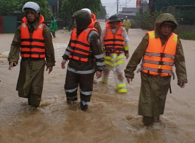  6. Bé gái 3 tuổi mất tích, nghi bị nước lũ cuốn trôi: Ngày 20/10, UBND phường Hưng Trí, thị xã Kỳ Anh, tỉnh Hà Tĩnh cho biết lực lượng chức năng đang điều động hàng chục cán bộ, chiến sĩ chia ra các khu vực khác nhau để tìm kiếm cháu N.Q.C. (3 tuổi, ngụ tại TDP Tân Hà, phường Hưng Trí, thị xã Kỳ Anh) bị mất tích chiều 19/10, nghi do nước lũ cuốn trôi. 