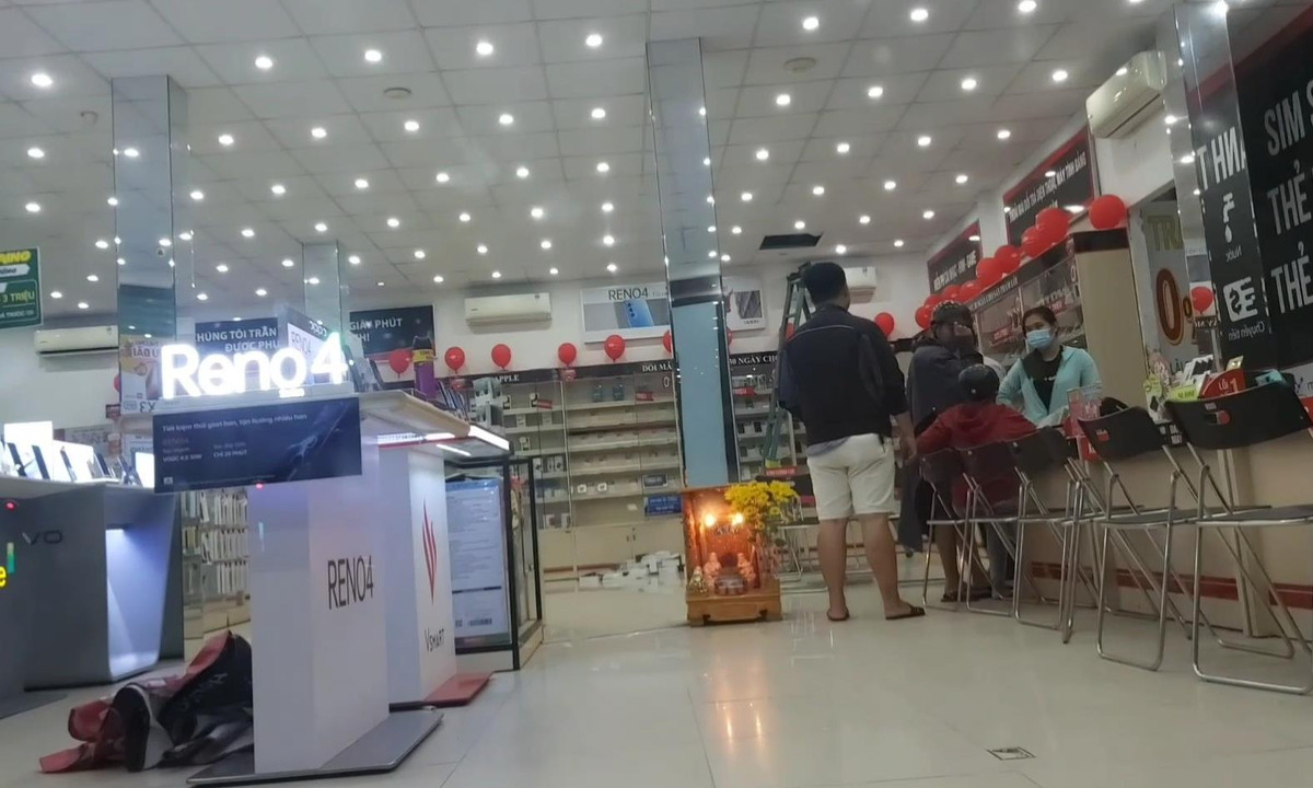  4. Đột nhập từ mái nhà FPT Shop, cuỗm nhiều ĐTDĐ: Khoảng 1h15 ngày 20/10, qua quan sát hệ thống camera an ninh, nhân viên của cửa hàng FPT ở thị trấn Tân Hiệp, huyện Châu Thành, Tiền Giang phát hiện có một đối tượng vừa đột nhập vào cửa hàng FPT nên nhanh chóng trình báo cơ quan chức năng. Qua xác minh bước đầu của cơ quan chức năng, đối tượng đột nhập FPT Shop để trộm là nam giới và đã lấy đi 4 điện thoại di động. 