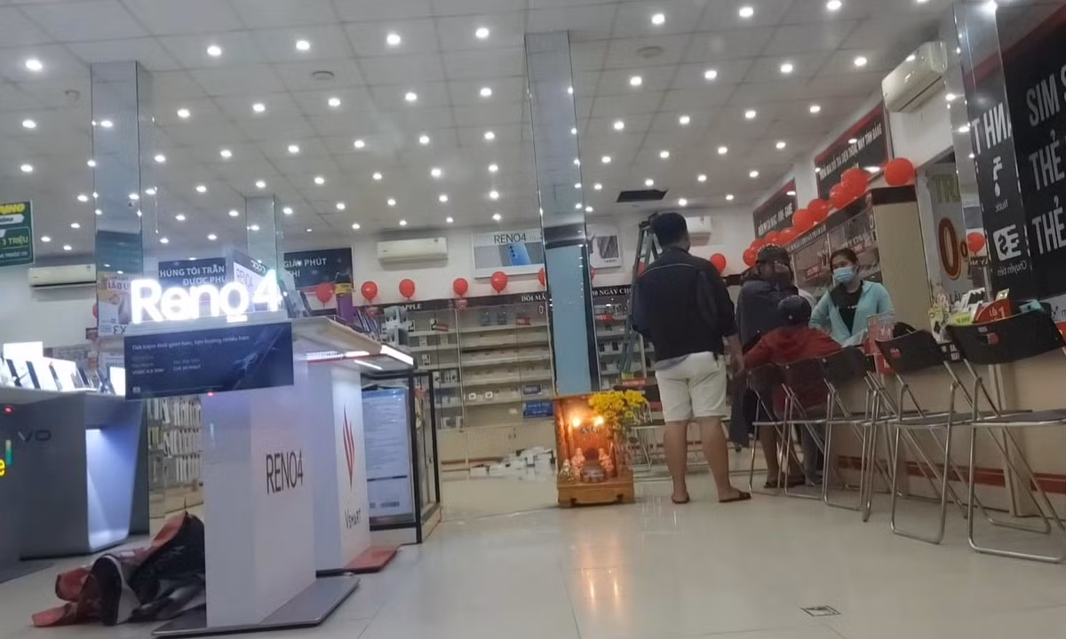 4. Đột nhập từ mái nhà FPT Shop, cuỗm nhiều ĐTDĐ: Khoảng 1h15 ngày 20/10, qua quan sát hệ thống camera an ninh, nhân viên của cửa hàng FPT ở thị trấn Tân Hiệp, huyện Châu Thành, Tiền Giang phát hiện có một đối tượng vừa đột nhập vào cửa hàng FPT nên nhanh chóng trình báo cơ quan chức năng. Qua xác minh bước đầu của cơ quan chức năng, đối tượng đột nhập FPT Shop để trộm là nam giới và đã lấy đi 4 điện thoại di động. 