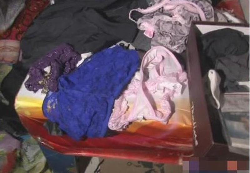 Trước đó, một phụ nữ ở gần nhà ông Mai bị mất nhiều đồ lót nên gắn camera theo dõi, chị phát hiện ông Mai là thủ phạm nên trình báo. Lãnh đạo xã Long Bình cho hay ông Mai về công tác tại xã gần 20 năm qua, sau khi phát hiện sự việc ông Mau đã xin tổ chức cho nghỉ phép dài hạn để đi trị bệnh.