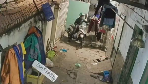 Điều đáng chú ý là hắn chỉ lấy đồ lót và để lại quần áo mặc bên ngoài. Có lẽ địa bàn rất quen thuộc nên trước và sau khi hành sự, đối tượng này thản nhiên mở và đóng cửa khu trọ. 