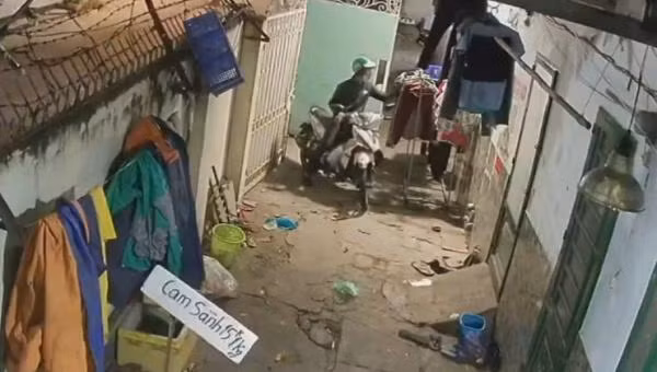 Điều đáng chú ý là hắn chỉ lấy đồ lót và để lại quần áo mặc bên ngoài. Có lẽ địa bàn rất quen thuộc nên trước và sau khi hành sự, đối tượng này thản nhiên mở và đóng cửa khu trọ. 