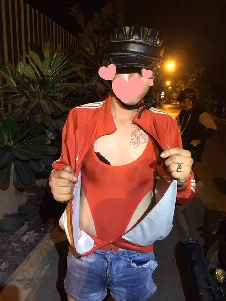 2. Nam thanh niên với sở thích biến thái thích trộm đồ lót phụ nữ: Ngày 2/10, trên MXH xôn xao với câu chuyện tên trộm biến thái ở quận 12 – TP. Hồ Chí Minh. Điều đáng nói chẳng phải ăn trộm những đồ vật có giá trị cao, nam thanh thiên này lại có niềm đam mê lớn với đồ nội y của phụ nữ. Chính vì vậy mỗi khi màn đêm buông xuống, lợi dụng thời cơ không ai để ý rồi lấy nội y người khác hòng làm của riêng cho mình.