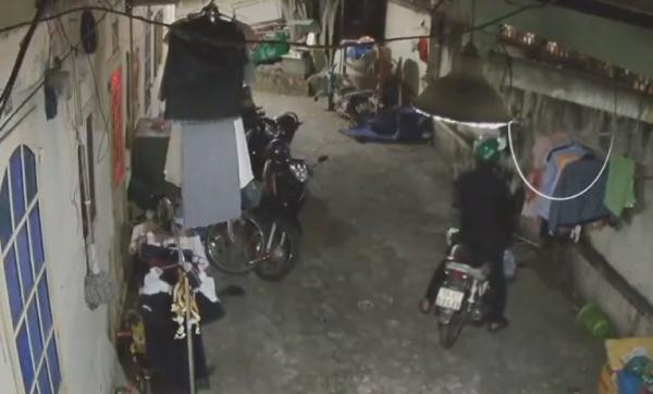  5. Đội mũ Grab trộm sạch đồ lót nữ sinh: Sáng 21/12/2018, nam thanh niên đội mũ Grab đi xe máy biển số 59-E1.50988 vào khu trọ đường số 9, phường Hiệp Bình Chánh, quận Thủ Đức, TP HCM rồi trộm sạch đồ lót treo trên các cây phơi đồ.