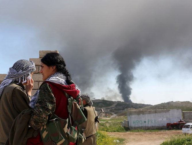 Năm 2015, các nữ chiến binh người Kurd đã góp phần không nhỏ trong việc giành lại Kobani từ tay IS. Từ khi IS nắm quyền kiểm soát hồi tháng 9-2014, phần lớn 40.000 cư dân tại Kobani đã phải di cư qua biên giới Thổ Nhĩ Kỳ và hầu hết thành phố đã bị phá hủy nặng nề.