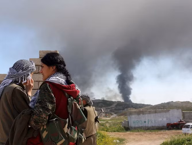 Năm 2015, các nữ chiến binh người Kurd đã góp phần không nhỏ trong việc giành lại Kobani từ tay IS. Từ khi IS nắm quyền kiểm soát hồi tháng 9-2014, phần lớn 40.000 cư dân tại Kobani đã phải di cư qua biên giới Thổ Nhĩ Kỳ và hầu hết thành phố đã bị phá hủy nặng nề.