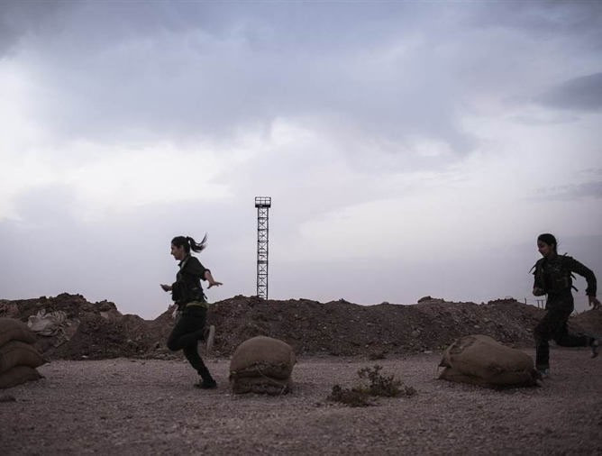 Họ được huấn luyện các bài tập gắt gao không thua kém nam giới.