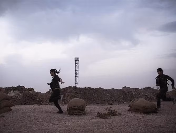 Họ được huấn luyện các bài tập gắt gao không thua kém nam giới.