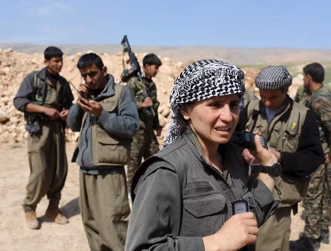 Các tiểu đoàn của YPJ trong đó có những nữ chiến binh người Kurd thường trú ẩn trong những ngôi nhà bỏ hoang của các gia đình tị nạn.