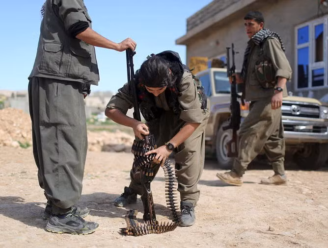 Các nữ chiến binh người Kurd khá thành thạo trong việc sử dụng vũ khí cá nhân. Nhiều nguồn tin cho biết, việc tiếp cận với vũ khí cá nhân của các nữ quân nhân này nhanh không thua kém nam giới.