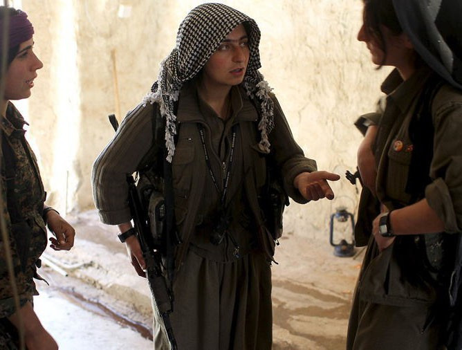 Mùa xuân 2015, các chiến binh người Kurd cũng hỗ trợ chiếm lại thị trấn Tal Hamis, miền Bắc Syria khỏi lực lượng IS.